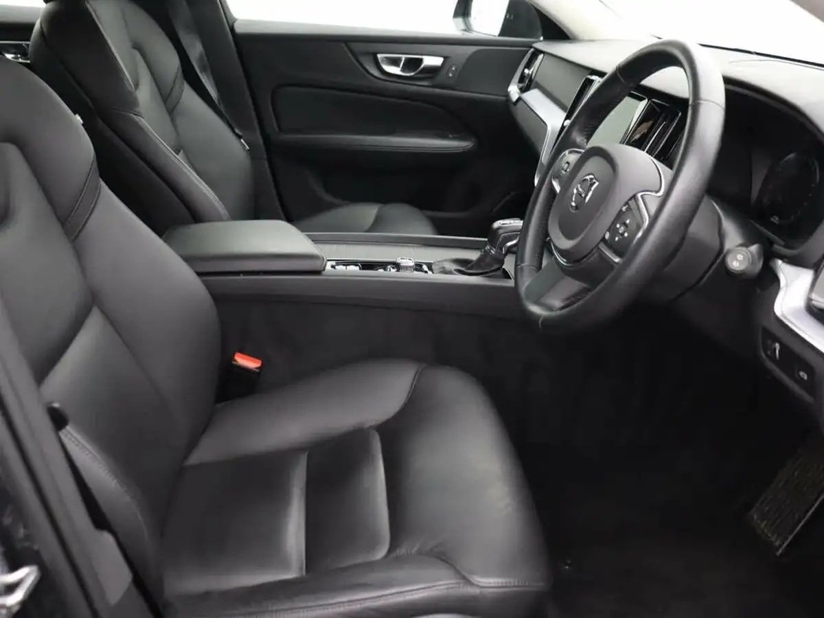2020-volvo-v60-20-t4-momentum-plus-big-32