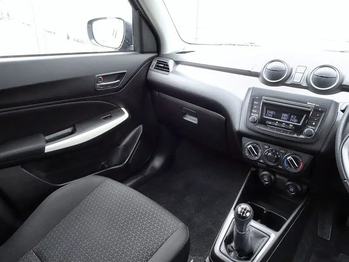 2019-suzuki-swift-12-dualjet-attitude-big-22