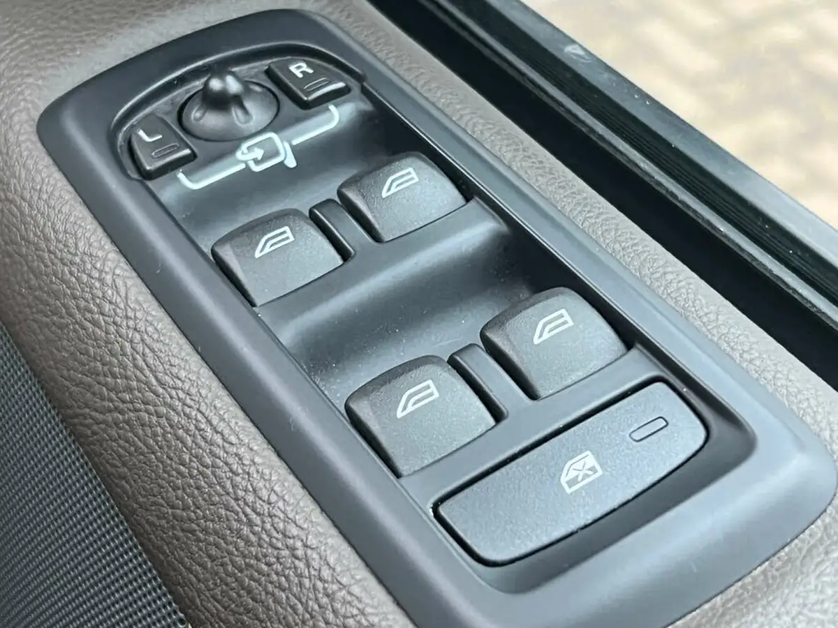 2015-land-rover-discovery-4-30td-se-tech-big-57