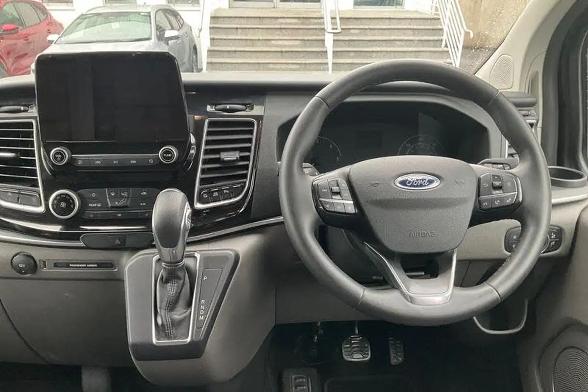 2023-ford-tourneo-custom-big-25
