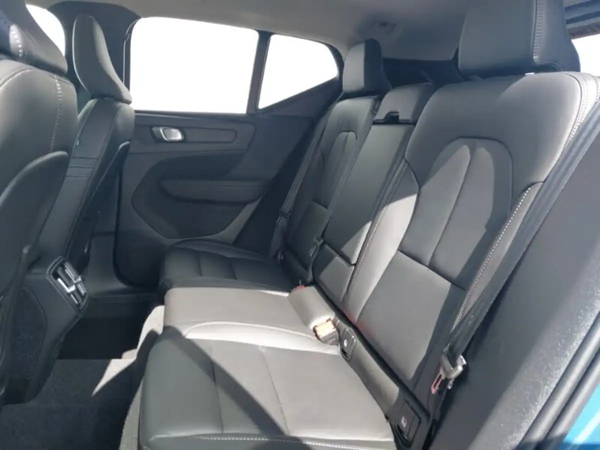 2024-volvo-xc40-20-b3-ultra-bright-big-5