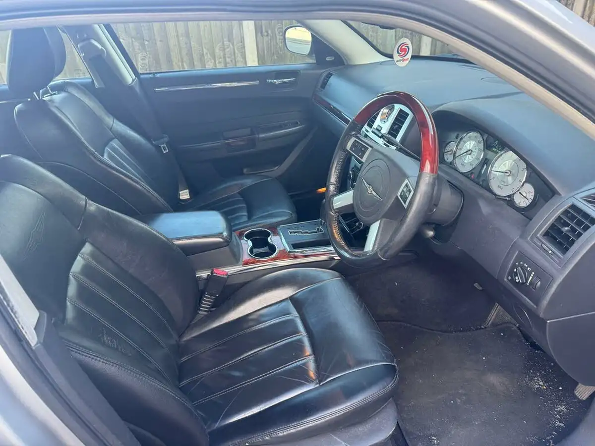 2010-chrysler-300c-30td-lux-estate-5d-big-6