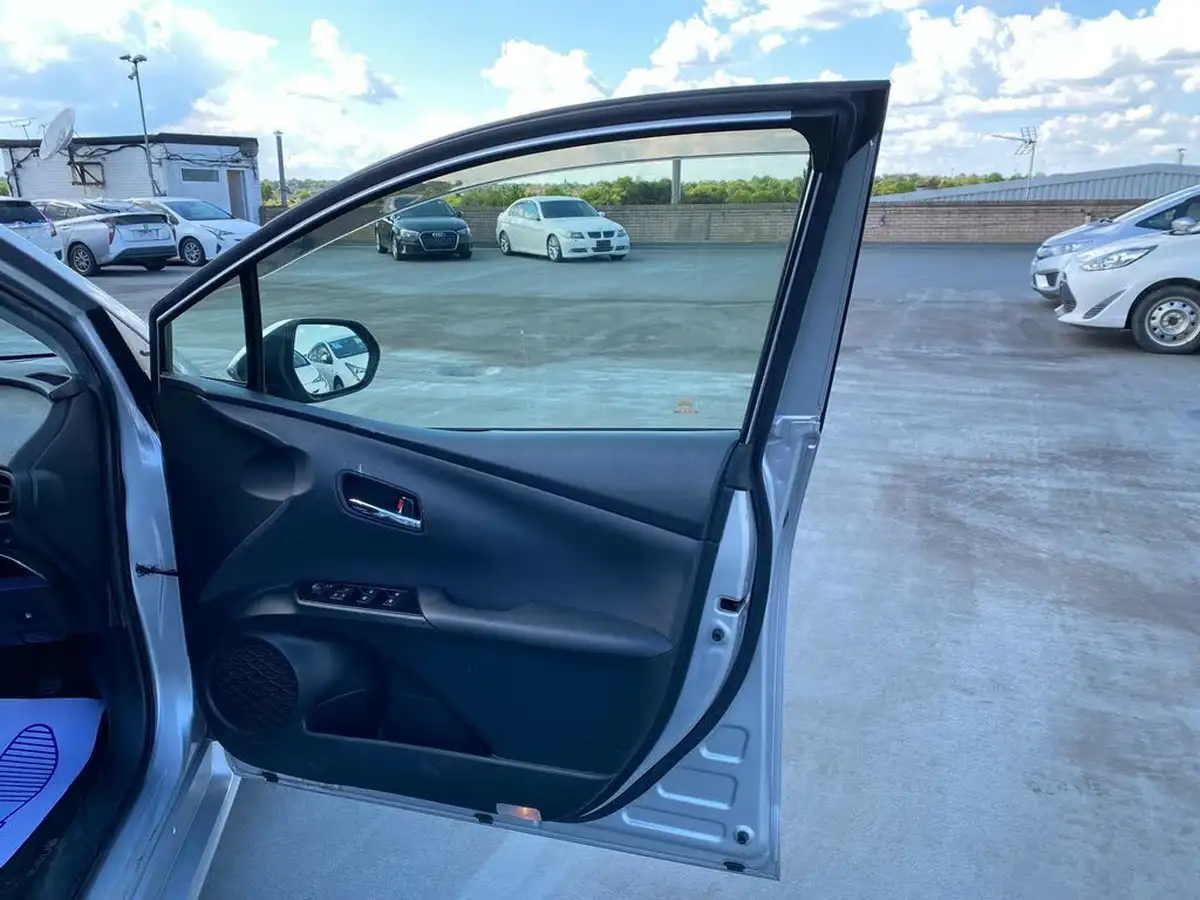 2017-toyota-prius-hybrid-big-39