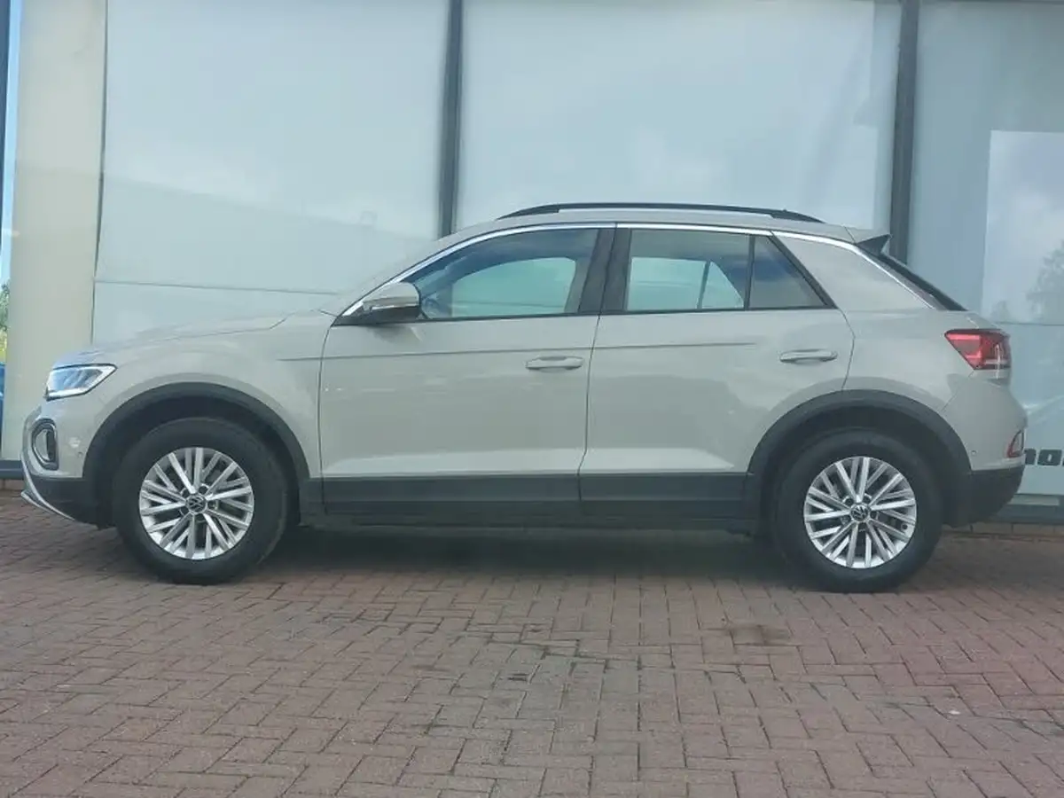 2023-volkswagen-t-roc-10-tsi-life-big-3