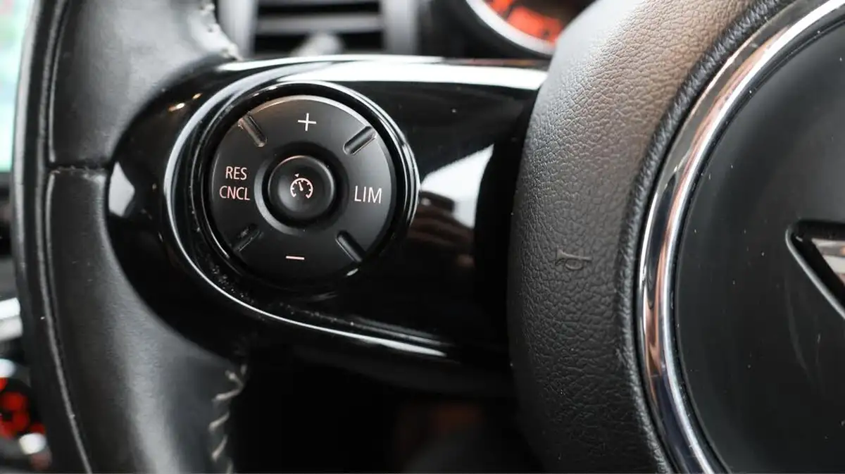 2017-mini-cooper-20-cooper-s-seven-media-xlss-5d-big-23