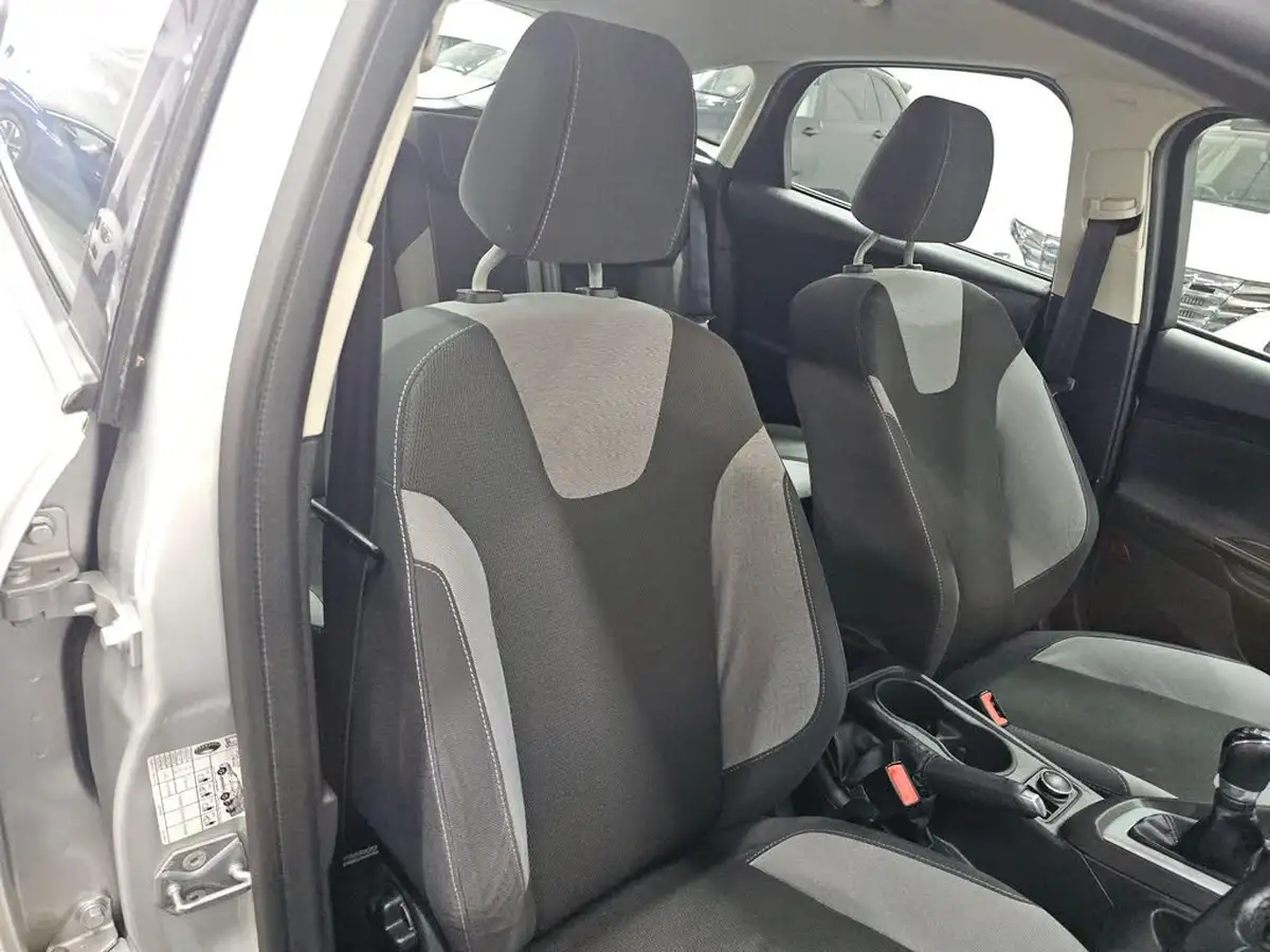 2012-ford-focus-10-zetec-100ps-hatchback-big-11