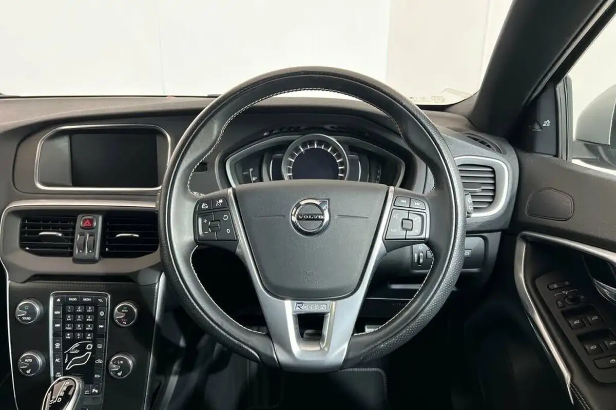 2018-volvo-v40-15-t3-r-design-nav-plus-big-22