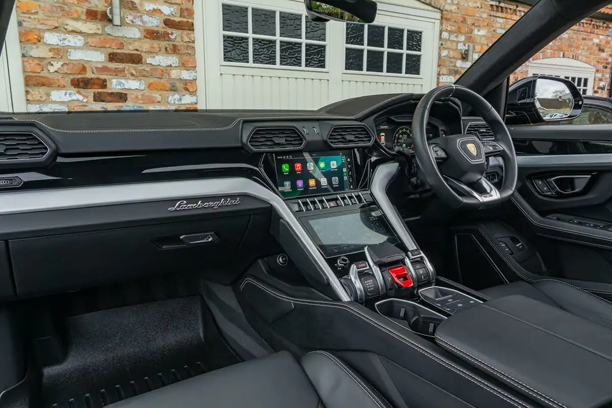 2021-lamborghini-urus-40-no-trim-big-36