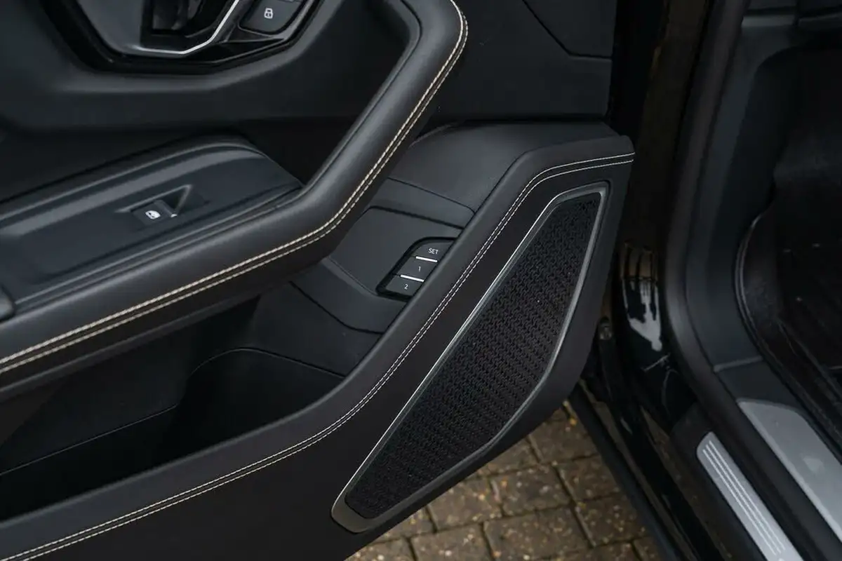 2021-lamborghini-urus-40-no-trim-big-40