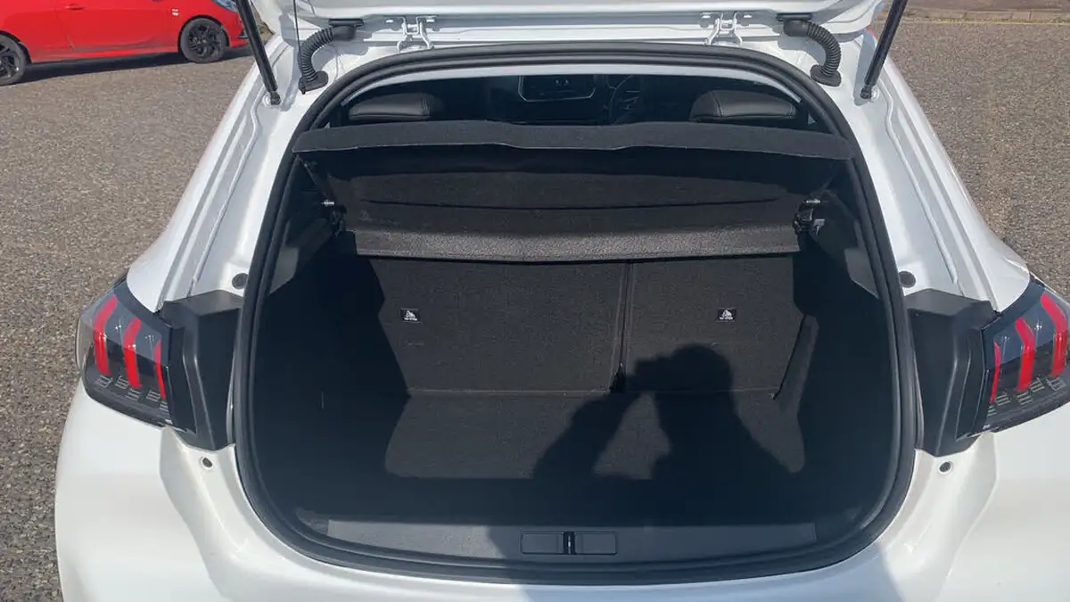 2023-peugeot-208-12-puretech-allure-premium-100ps-big-18