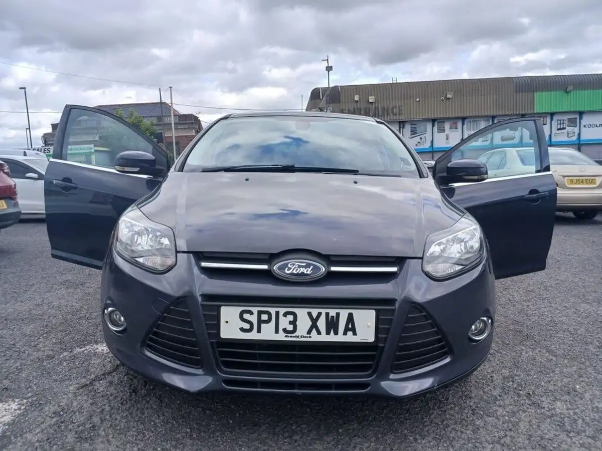 2013-ford-focus-10-zetec-100ps-hatchback-big-2