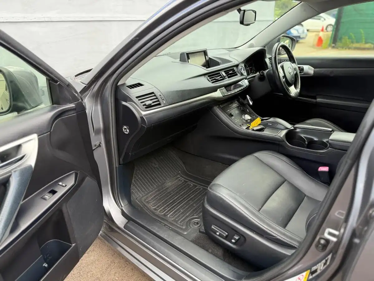 2013-lexus-ct-200h-18-premier-big-19