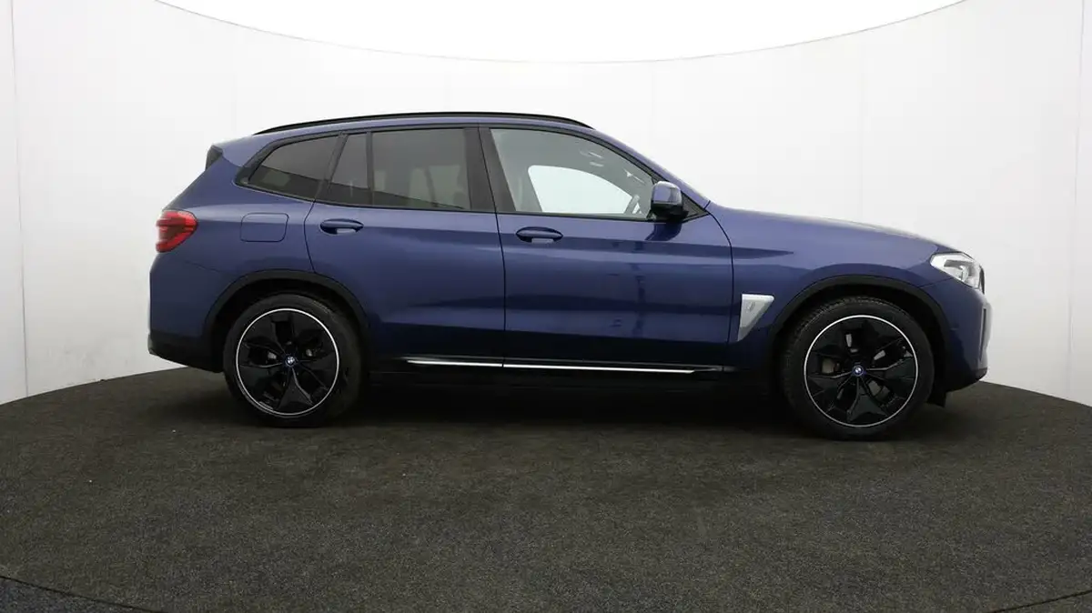 2022-bmw-ix3-e-premier-edition-big-43