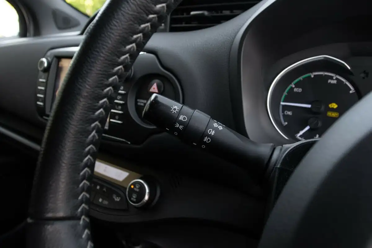 2018-toyota-yaris-15-vvt-i-grey-bi-tone-hybrid-big-16