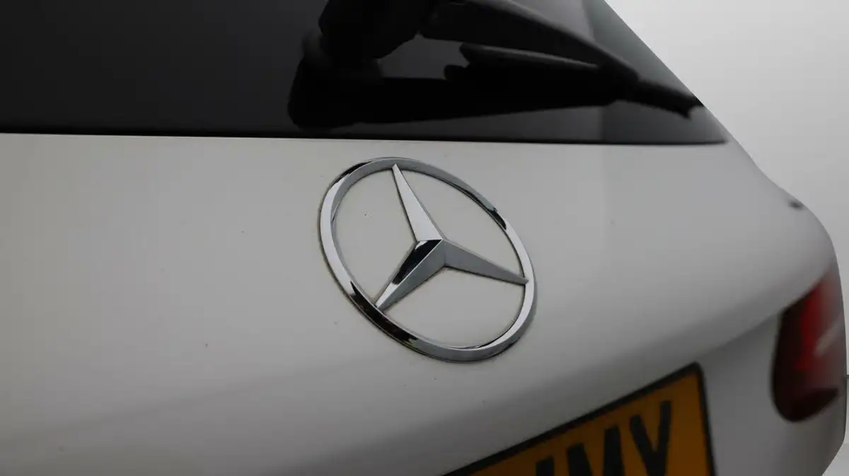 2018-mercedes-benz-glc-class-20-glc250-amg-line-ss-station-wagon-5d-big-21