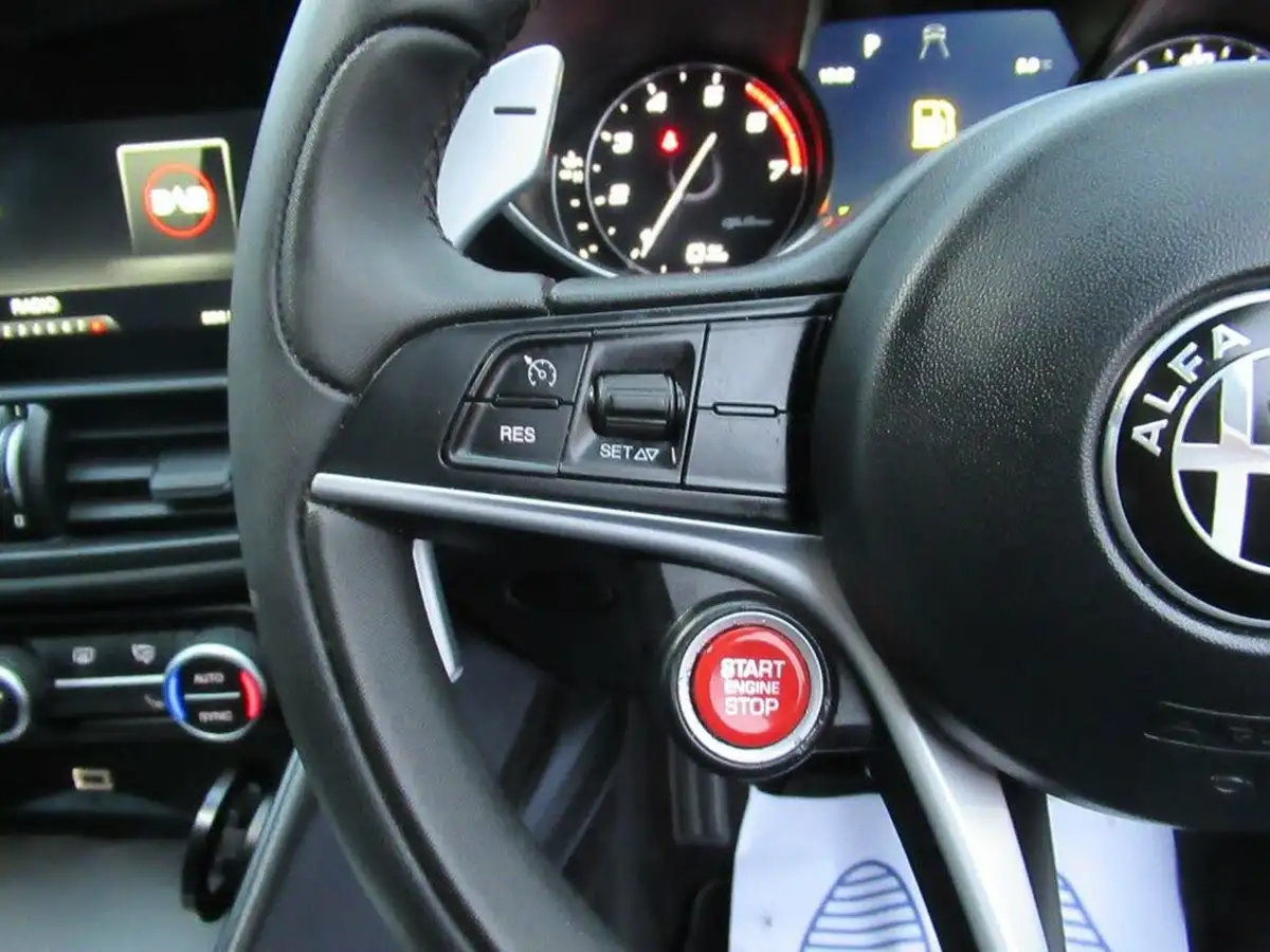 2017-alfa-romeo-giulia-20-veloce-big-42