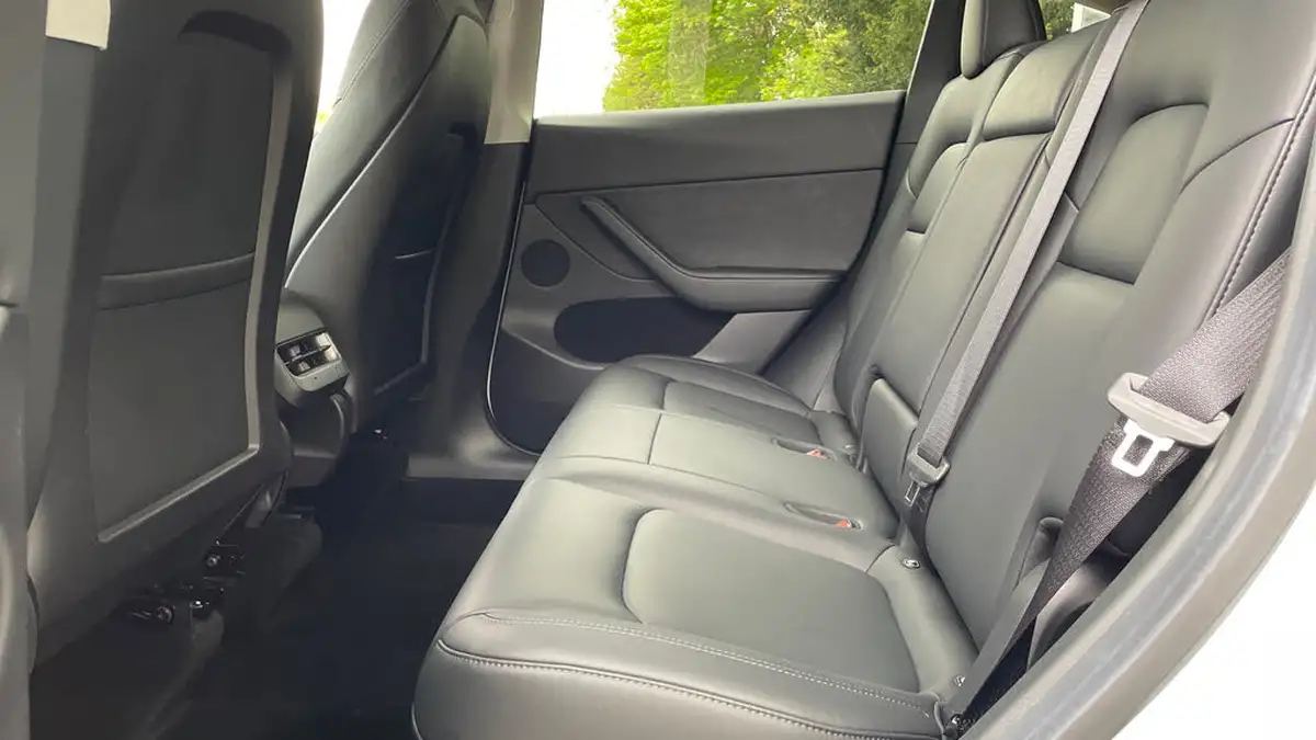 2022-tesla-model-y-e-long-range-big-13