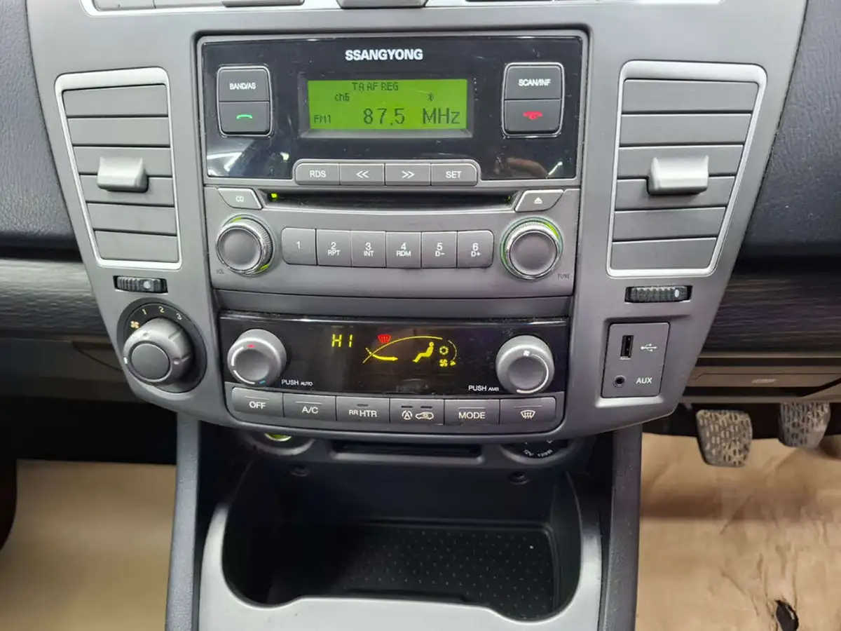 2016-kgm-ssangyong-turismo-22td-ex-big-41