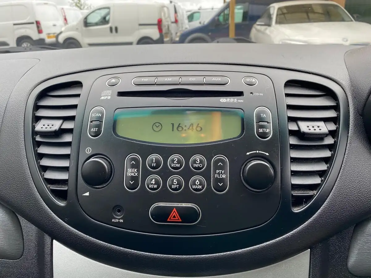 2010-hyundai-i10-12-style-big-33