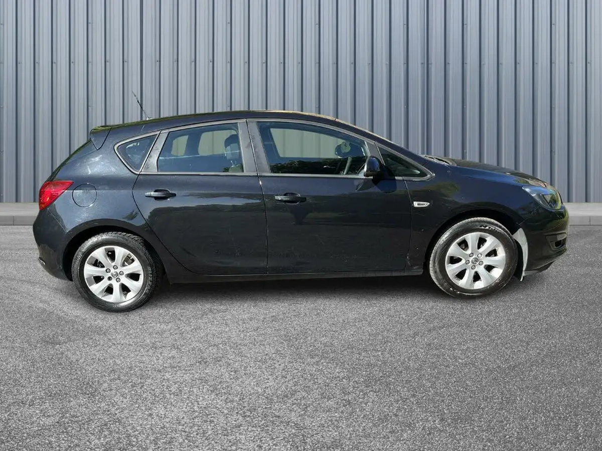 2014-vauxhall-astra-16-design-hatchback-big-6