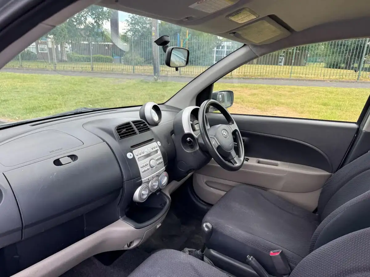 2005-daihatsu-sirion-13-se-big-18