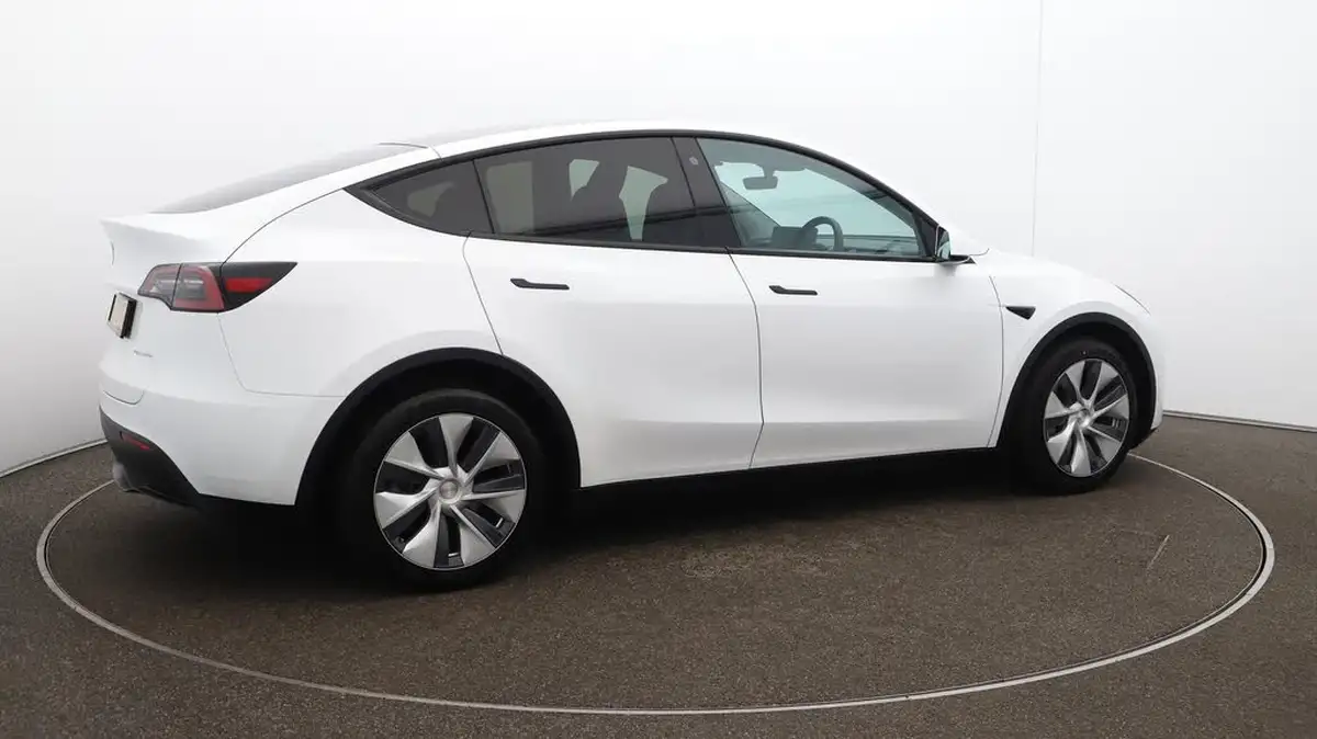 2022-tesla-model-y-e-long-range-big-44