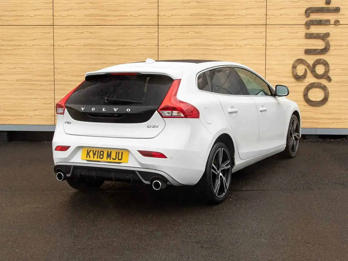 2018-volvo-v40-20td-d3-r-design-pro-big-1