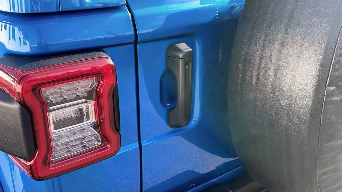 2024-jeep-wrangler-20-gme-sahara-big-11