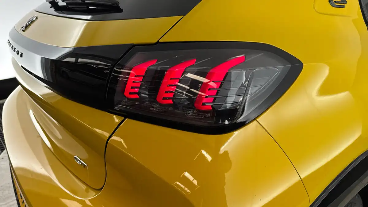 2021-peugeot-208-e-gt-50kwh-big-25
