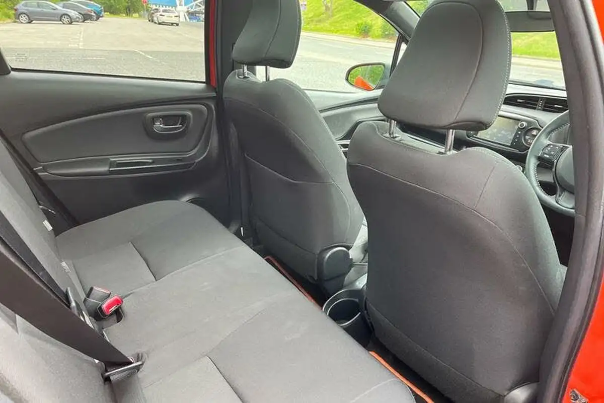 2016-toyota-yaris-15-vvt-i-orange-edition-hybrid-big-37