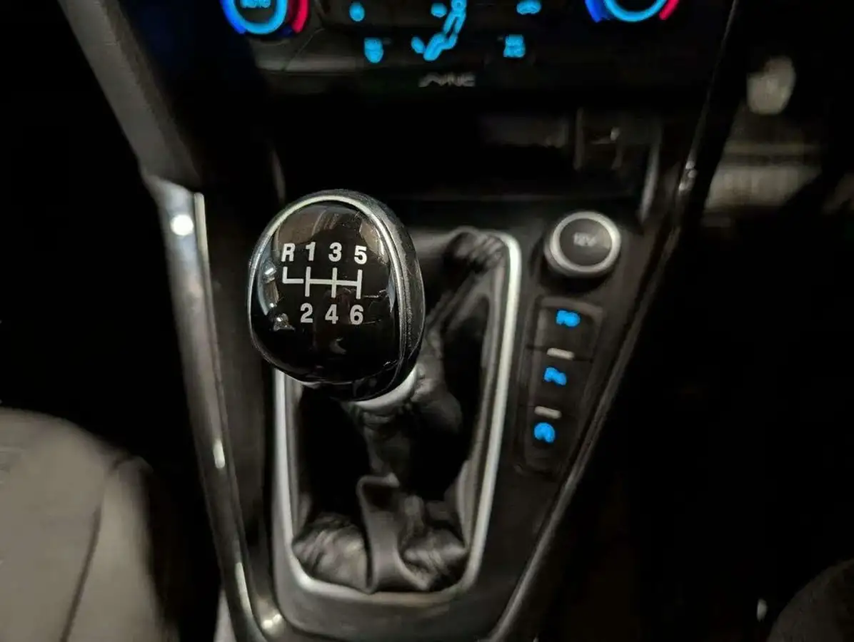 2015-ford-focus-10-titanium-t-125ps-hatchback-big-10
