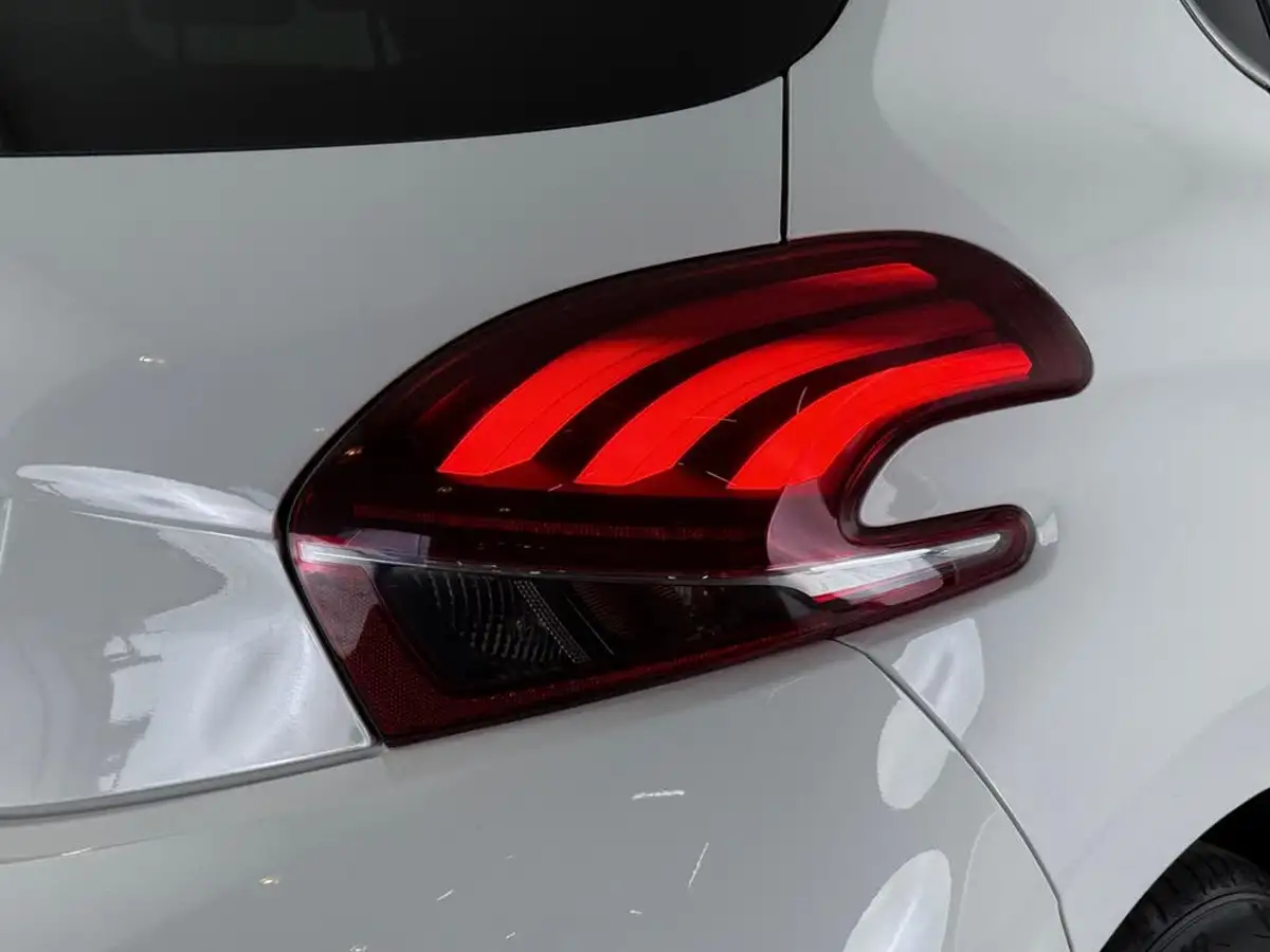 2019-peugeot-208-12-puretech-tech-edition-82bhp-big-9