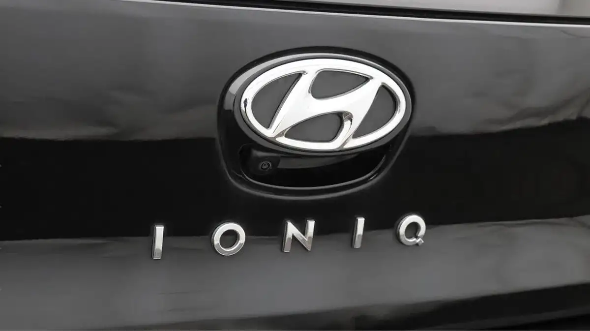 2022-hyundai-ioniq-e-premium-electric-big-22