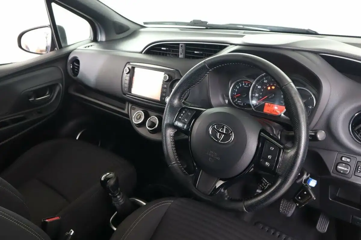 2016-toyota-yaris-133-design-big-15