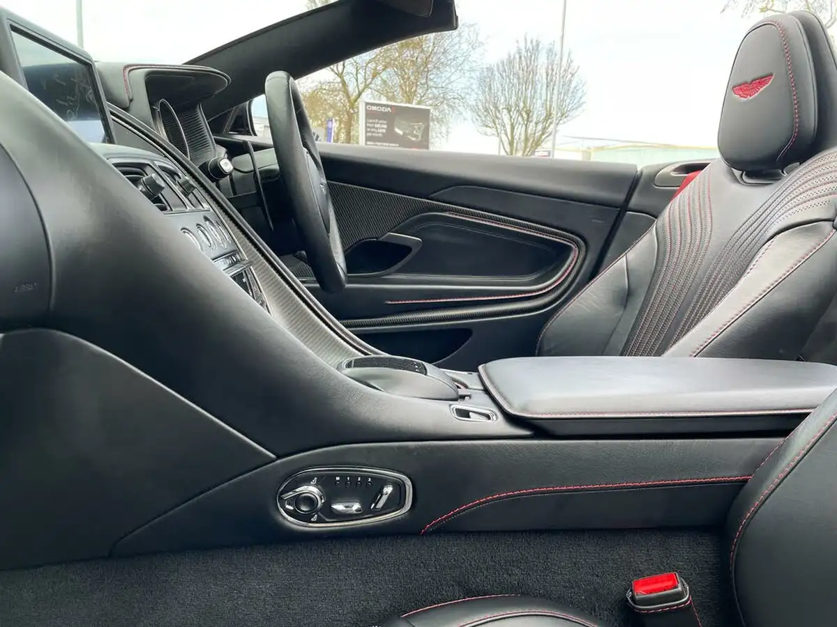 2019-aston-martin-db11-40-v8-big-28