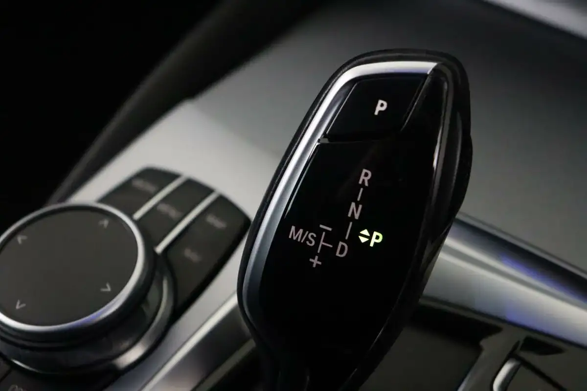 2022-bmw-5-series-20-530e-se-saloon-4d-big-26