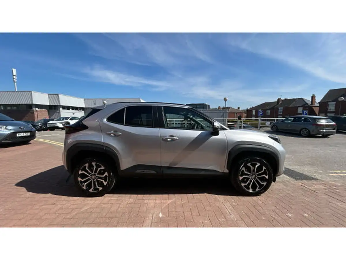 2024-toyota-yaris-cross-15-vvt-i-design-big-15