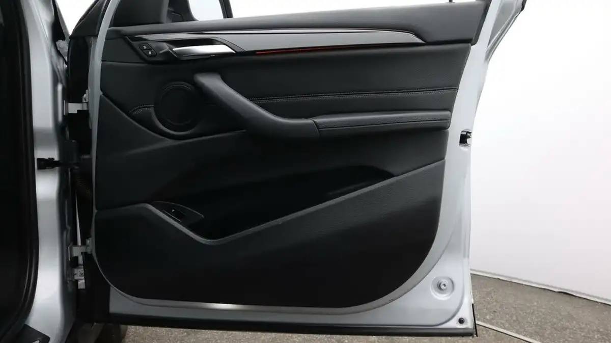 2021-bmw-x1-15-sdrive18i-xline-big-15