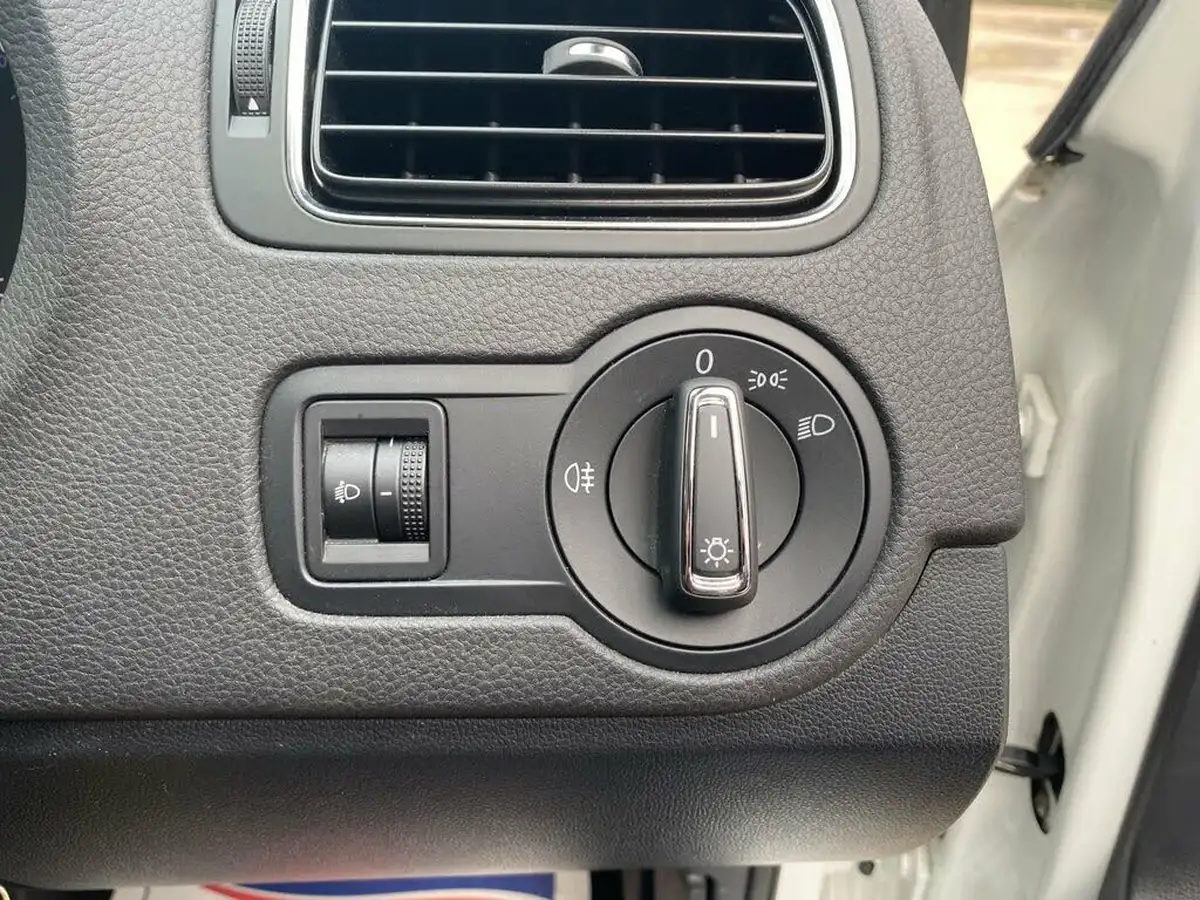 2015-volkswagen-polo-12-tsi-se-5d-big-45