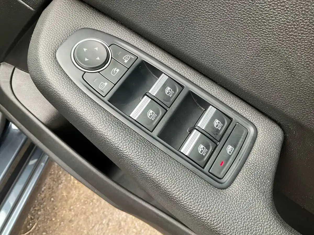 2021-renault-clio-10-tce-iconic-90ps-big-16