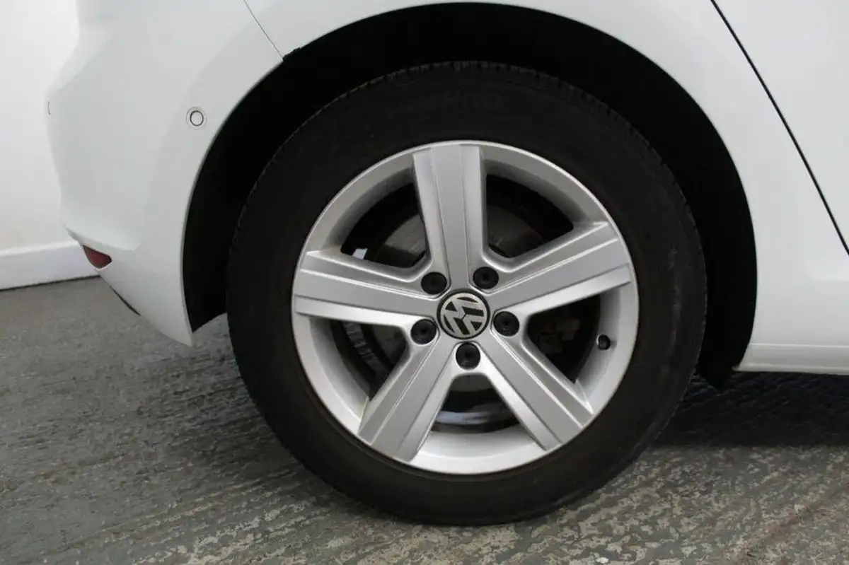 2014-volkswagen-golf-20tdi-match-5d-dsg-big-52