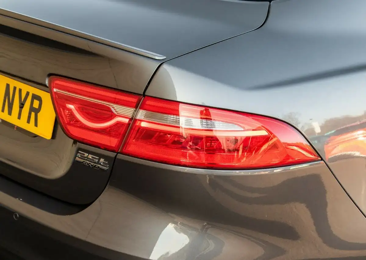 2018-jaguar-xe-20i-r-sport-249ps-awd-1998cc-big-9