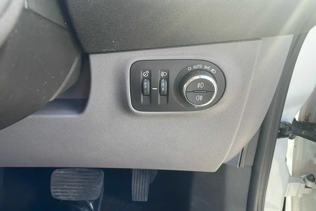 2018-vauxhall-corsa-14i-se-nav-90ps-5d-auto-big-20