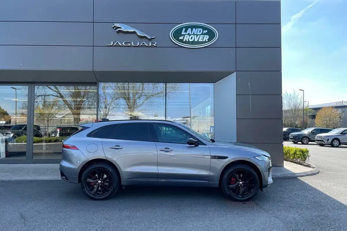 2022-jaguar-f-pace-20-d200-r-dynamic-black-big-1