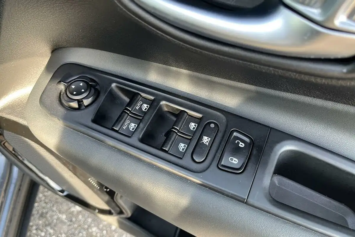 2022-jeep-renegade-10-gse-night-eagle-big-11