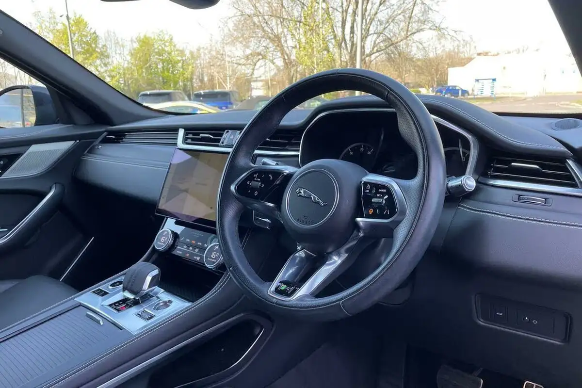 2022-jaguar-f-pace-20-d200-r-dynamic-black-big-29