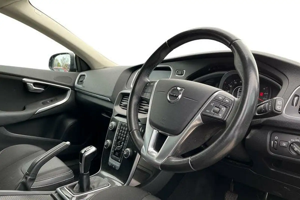 2019-volvo-v40-20td-d2-momentum-nav-plus-big-8