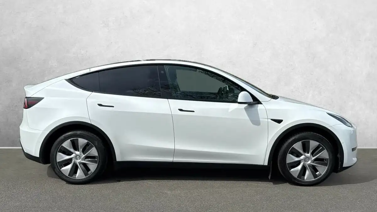2022-tesla-model-y-e-long-range-big-2