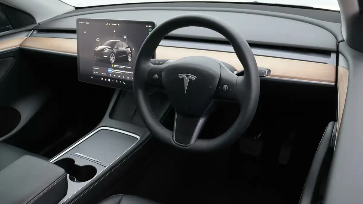 2022-tesla-model-y-e-long-range-big-9