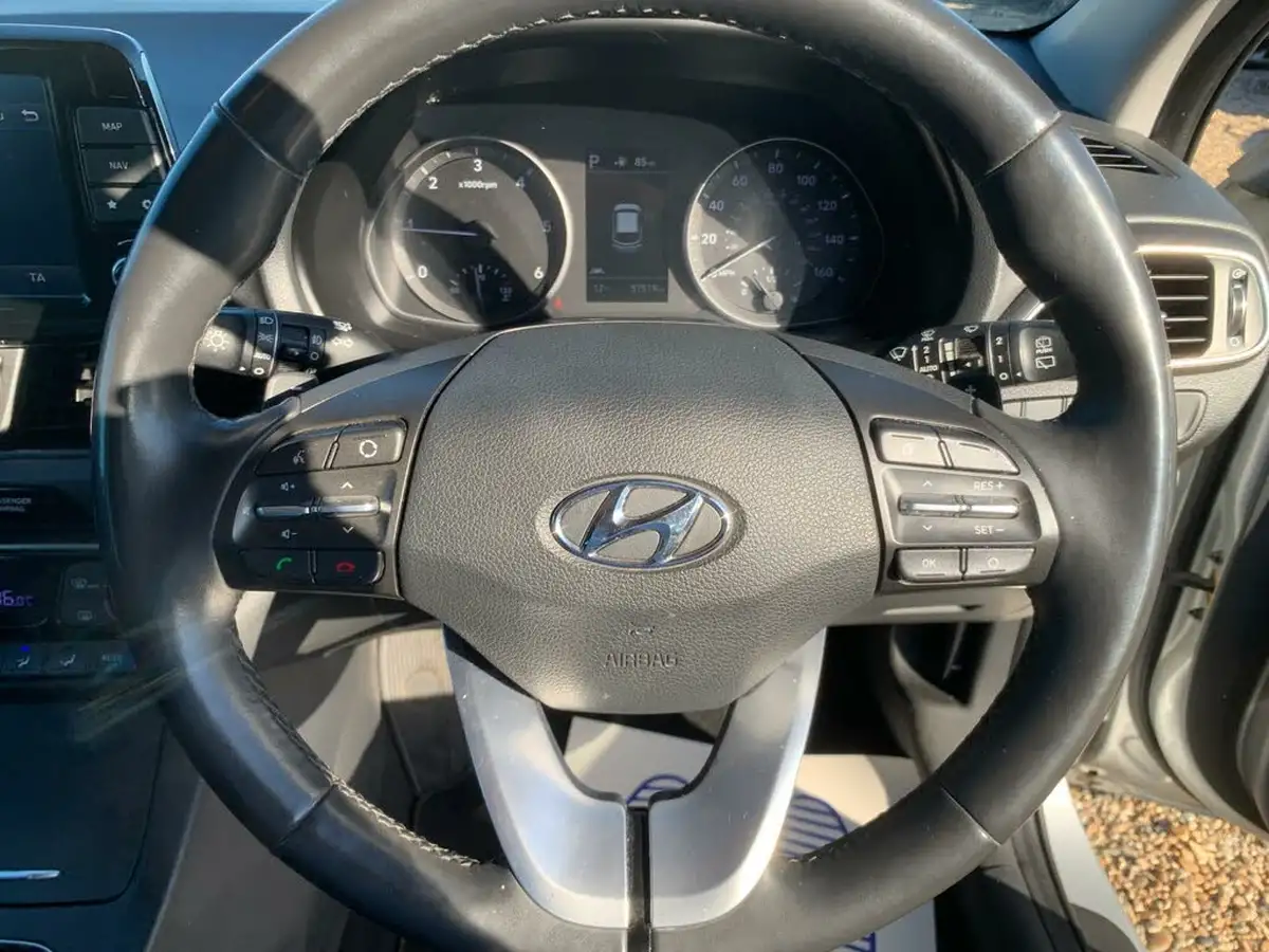 2017-hyundai-i30-16crdi-premium-se-109ps-blue-drive-hatchback-dct-big-14